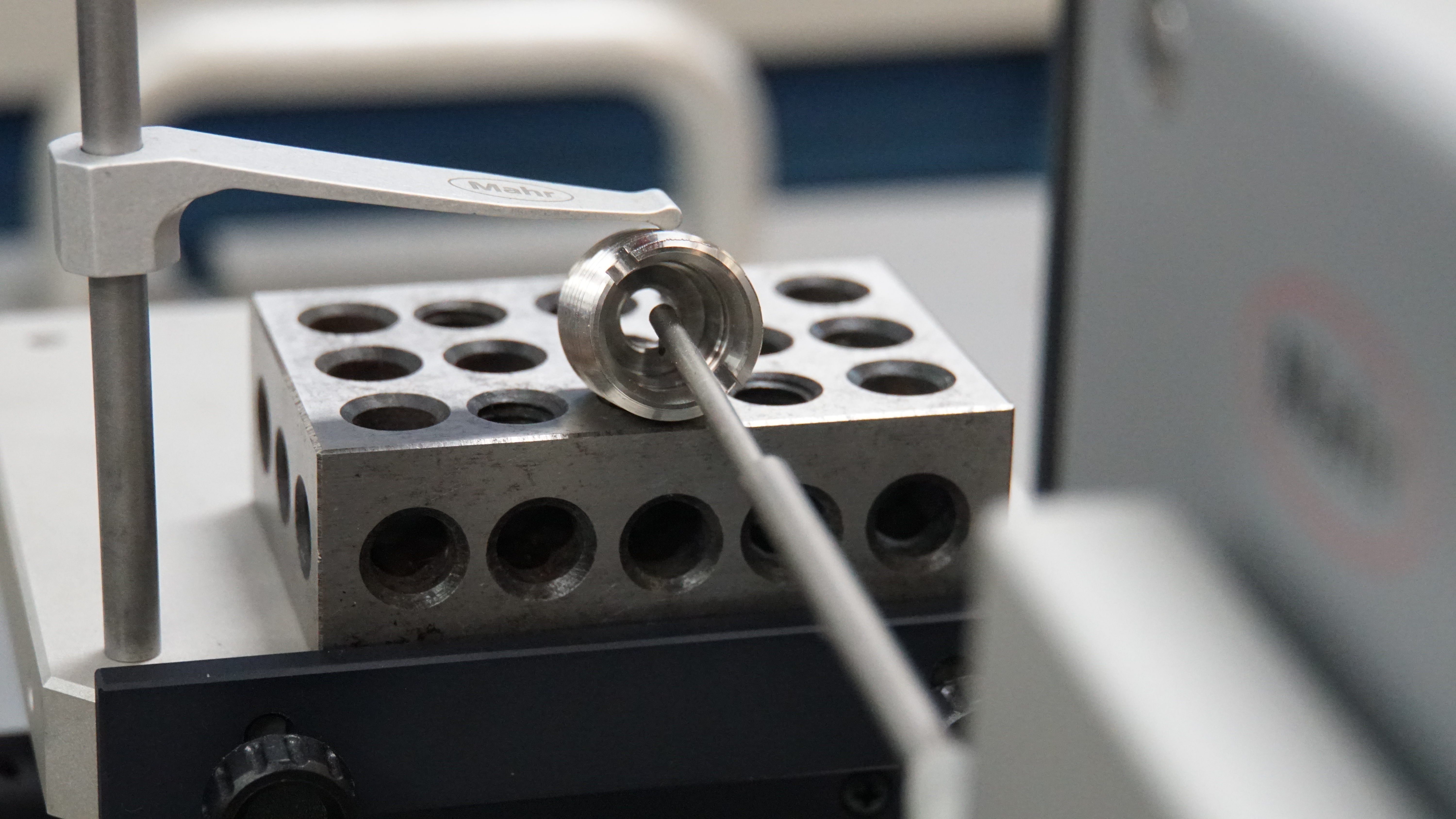 Dial indicator runout measurement on Mahr stand
